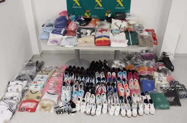 La Guardia Civil de Mahón incauta 400 artículos falsificados