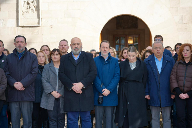 La presidenta Prohens participa en el minuto de silencio por las víctimas, heridos y familias afectadas por el grave accidente ferroviario ocurrido en Adamuz