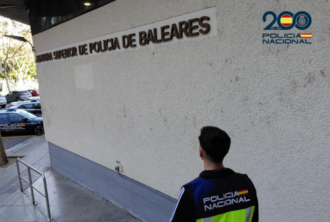 Un policía nacional en prácticas, fuera de servicio, detiene a un menor que sustrajo productos de un establecimiento