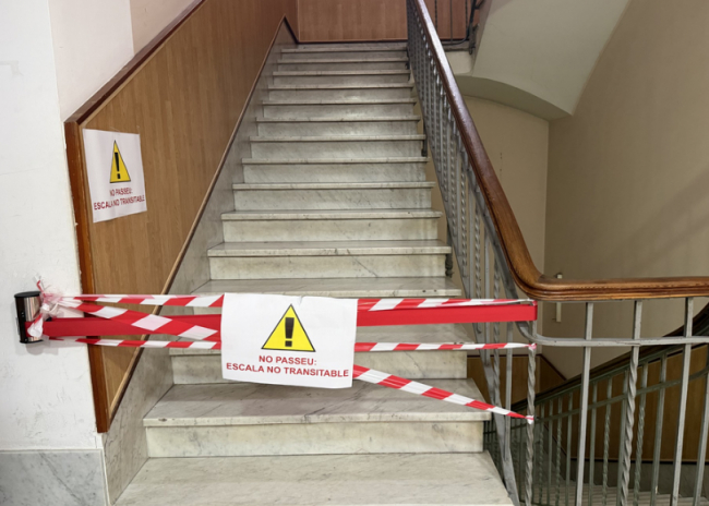 Intervención de emergencia en las escaleras del el IES Joan Alcover de Palma