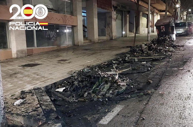 La Policía Nacional detiene a un hombre por prender fuego a tres baterías de contenedores 