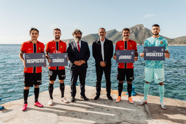 El Consell de Mallorca, el RCD Mallorca y los árbitros de primera locales lanzan un mensaje en positivo de respeto y no-violencia