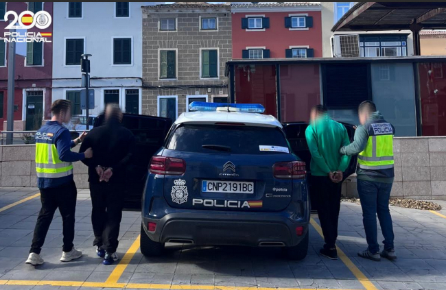 La Policía Nacional detiene a dos hombres por causarles heridas en el ojo a otro