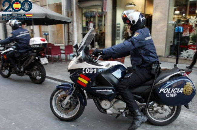 La Policía Nacional detiene a un varón por agredir sexualmente a una joven en el portal de su casa 