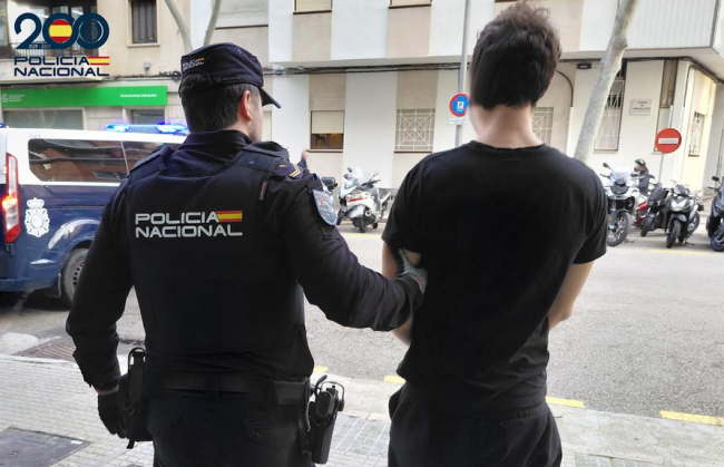 La Policía Nacional detiene a un varón por colisionar contra otro vehículo y sustraerlo posteriormente