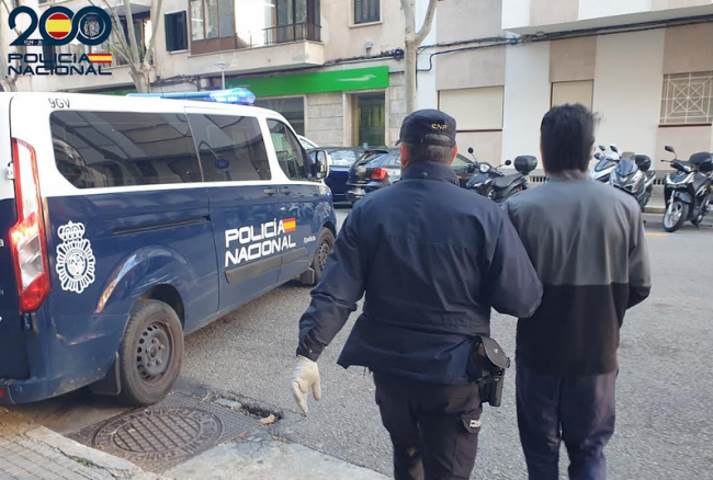 La Policía Nacional detiene a un varón por tratar de robar en el interior de un turismo y amenazar a un familiar del propietario