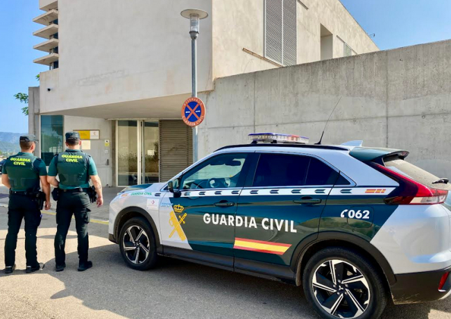 La Guardia Civil ha investigado a un joven por dos delitos de robo con fuerza mediante escalo en Petra