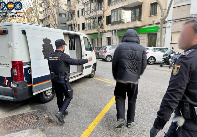La Policía Nacional detiene a un varón por un robo con violencia y posteriormente la victima del robo es detenida por lesiones