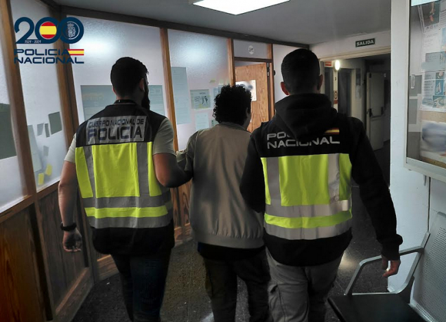 La Policía Nacional detiene a un hombre por agredir sexualmente a una mujer en la vía pública