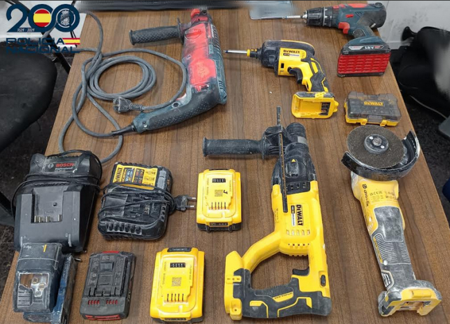 La Policía Nacional detiene a un varón ‘in fraganti’ robando en el interior de un vehículo y resistirse activamente a los agentes