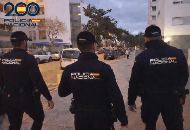 La Policía Nacional detiene a un hombre por sustraer a personas en el autobús