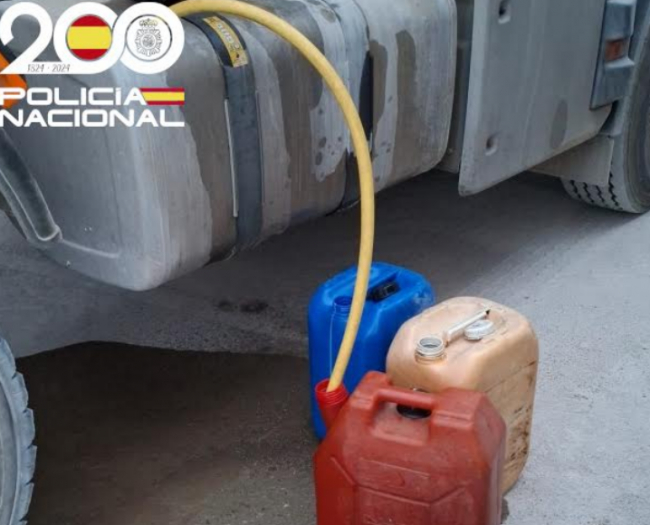 La Policía Nacional detiene ‘in fraganti’ a dos personas que trataban de robar gasolina de camiones aparcados en el interior de un establecimiento comercial