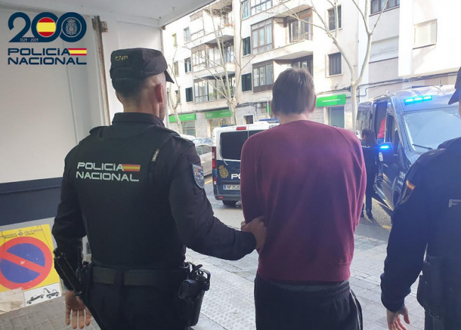 La Policía Nacional detiene a un hombre por dañar mobiliario de un centro de salud