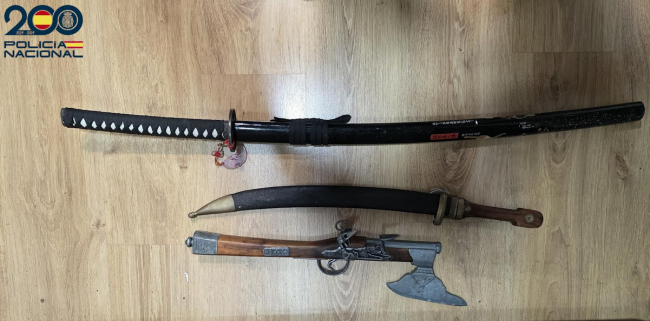 La Policía Nacional detiene a cuatro personas por amenazar y coaccionar con armas blancas a los moradores de una vivienda