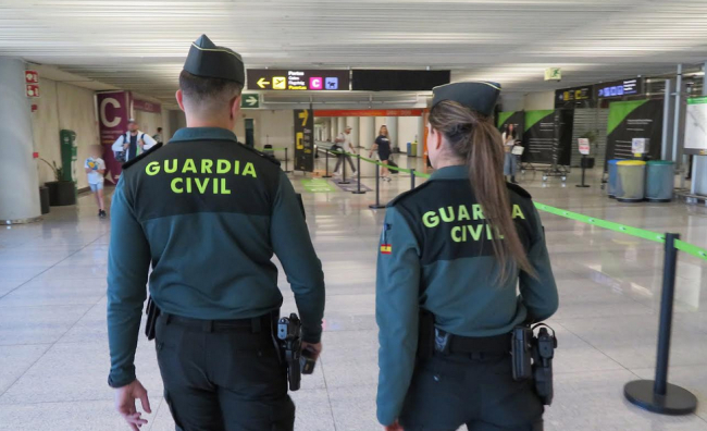 La Guardia Civil detiene a dos pasajeros en el Aeropuerto de Palma por resistencia y desobediencia
