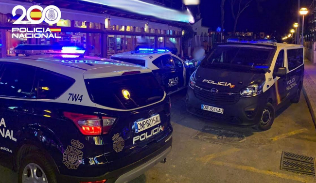 La Policía Nacional detiene a dos hombres por apuñalar a otro para robarle