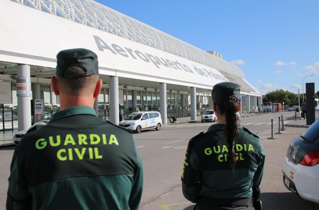 La Guardia Civil ha investigado a una mujer por un delito de hurto valorado en más de 1.100 euros en el Duty Free del Aeropuerto