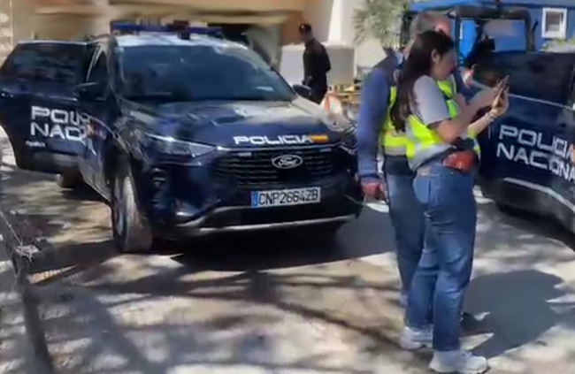 La Policía Nacional detiene a tres personas por falsedad documental tras un dispositivo policial en un establecimiento en obras
