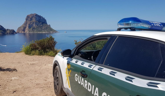 La Guardia Civil detiene al autor de daños en 14 vehículos estacionados en las inmediaciones del mirador de Es Vedrá
