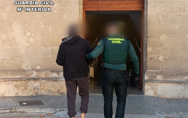 La Guardia Civil ha detenido a un hombre por un delito de robo con fuerza y atentado a los agentes de la autoridad