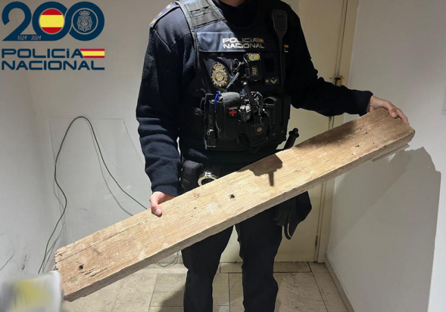 La Policía Nacional detiene a un hombre por daños en vehículos y establecimientos con un tablón de madera de construcción