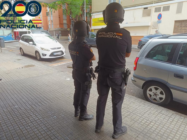 La Policía Nacional detiene a dos hombres por sustraer un bolso a una trabajadora y hacer cargos con una tarjeta de crédito