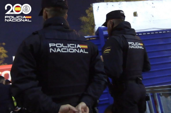 Detenido un hombre  por amenazar al dueño de un bar arrojándole botellas de cristal a la cara 