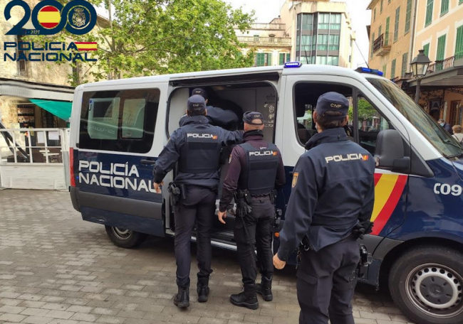 La Policía Nacional detiene a dos varones por robo con fuerza en vehículos 