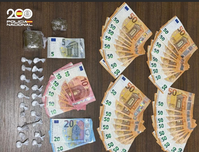 La Policía Nacional detiene a un varón por portar varias cantidades de sustancias estupefacientes, tras intentar saltarse un control de vehículos