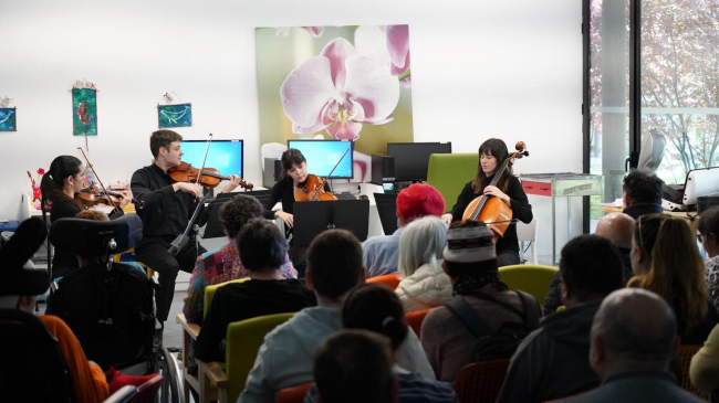 Un cuarteto de cuerda de la Orquesta Sinfónica de las Illes Balears acerca la música a la residencia pública Son Güells