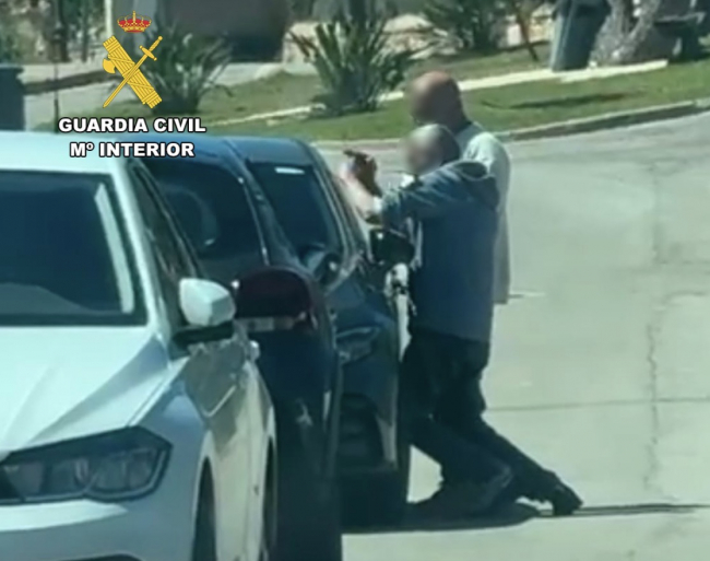 La Guardia Civil detiene 'in fraganti' a dos delincuentes habituales mientras robaban en un vehículo en Cala Figuera