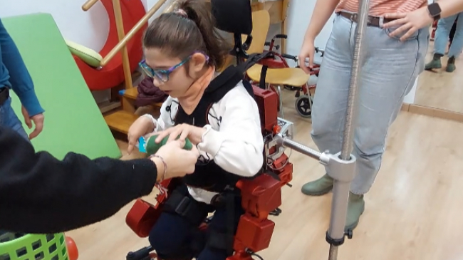 Las consejerías de Familias y de Salud comienzan las sesiones del exoesqueleto pediátrico con nueve niños y niñas