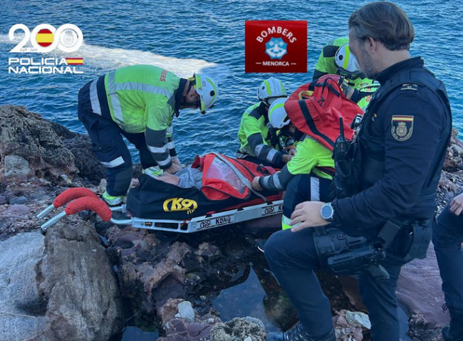 La Policía Nacional y Bomberos de Menorca auxilian a un hombre que había caído a un acantilado