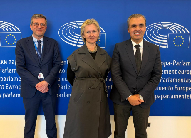 El conseller de Educació i Universitats traslada a la Comisión Europea la necesidad de regular el acceso al empleo turístico con formación obligatoria