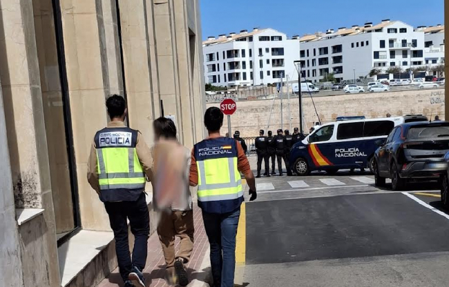 La Policía Nacional detiene a tres varones  por una agresión a un joven utilizando un arma y un objeto contundente