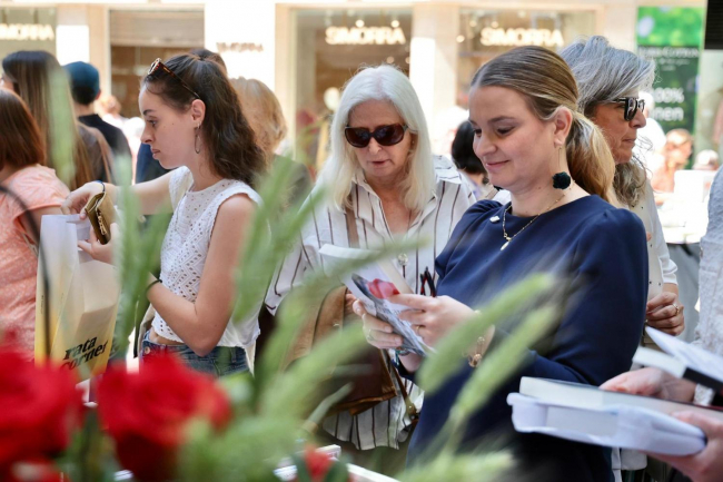 La presidenta Prohens reivindica el sector del libro y el talento de los autores locales en su recorrido por Sant Jordi