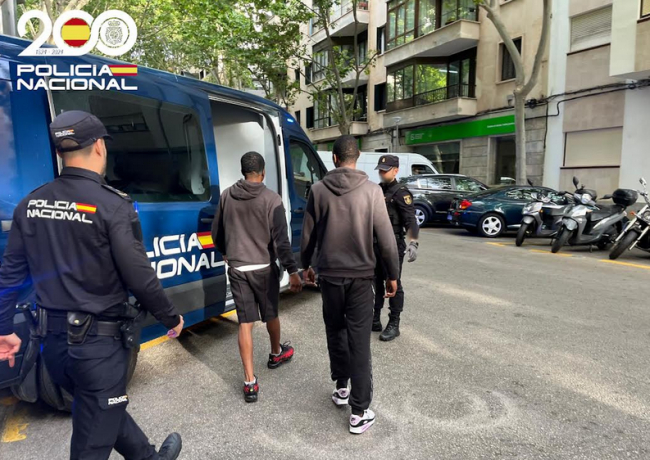 La Policía Nacional detiene a dos hombres por esgrimir cuchillos contra personas para robarles