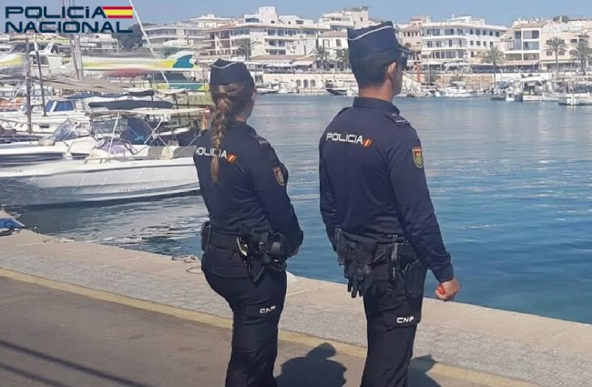 La Policía Nacional detiene a un varón por tratar de sustraer en una embarcación