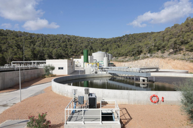 ABAQUA abre las puertas de la depuradora de Sa Coma a autoridades y asociaciones para mostrar sus instalaciones y tratamientos