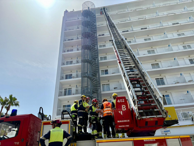 Los Bombers de Mallorca refuerzan su capacidad de rescate en altura con una formación avanzada en Alcúdia