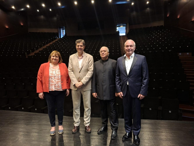 La Sinfónica de las Illes Balears y Agustín ‘El Casta’ llenan el Auditorio de Manacor en un emotivo «Concert Gent Gran»