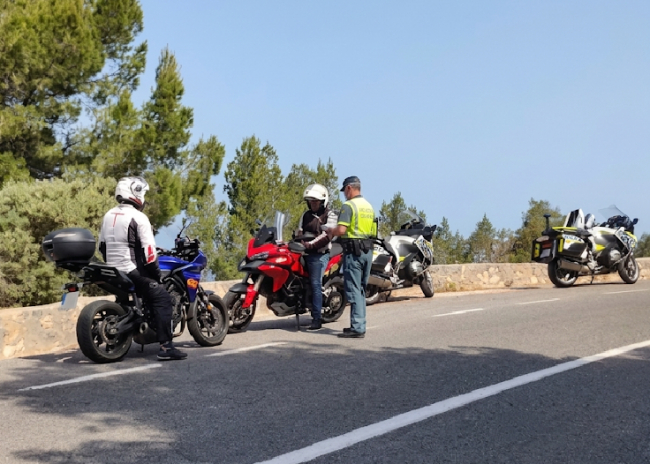 La Guardia Civil intensifica la vigilancia de motoristas ante el inicio de la temporada estival en las carreteras de las Islas de Baleares