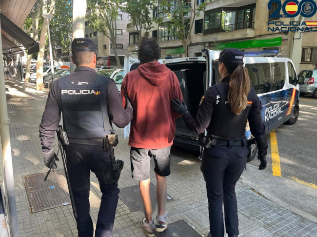 La Policía Nacional detiene a un varón por un fuerte altercado en las instalaciones del aeropuerto