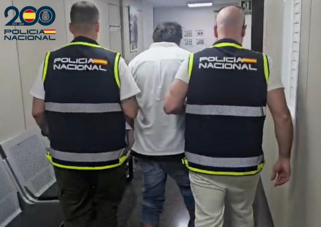 La Policía Nacional detiene a un hombre por atracar un local de juegos armado con un arma blanca