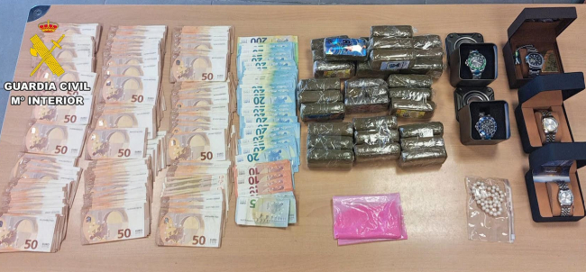 La Guardia Civil y la Policía Local de Calvía detienen a tres personas por un delito de tráfico de drogas