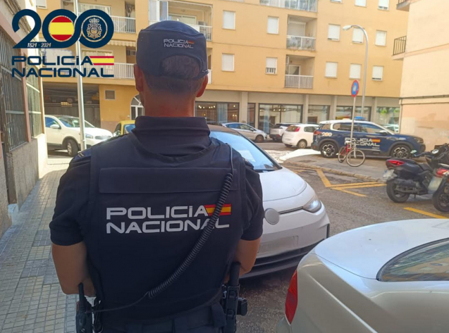 La Policía Nacional detiene a una mujer por sustraer ropa de una casa