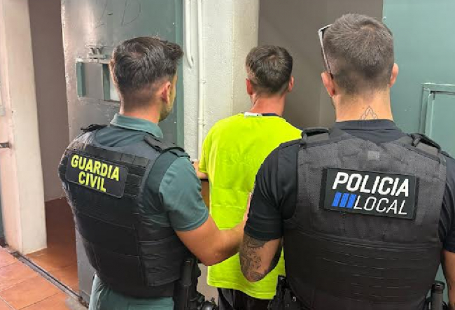 La Guardia Civil junto a la Policía Local de Sant Josep de sa Talia, detienen a los tres ocupantes de una vivienda