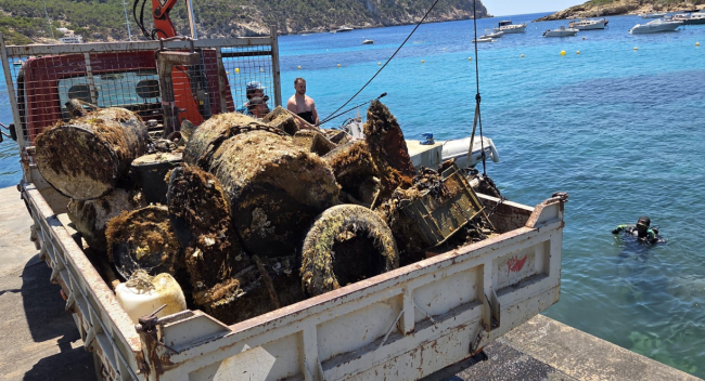 PortsIB colabora en una actuación de retirada de residuos voluminosos del fondo marino en Sant Elm