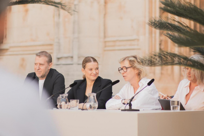 La presidenta del Govern presenta «Arrels», un proyecto de Katharina Grosse en la Lonja de Palma