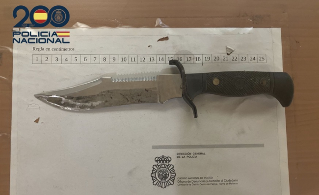  
La Policía Nacional detiene a un hombre que se atrincheró en el domicilio de su madre armado con un cuchillo